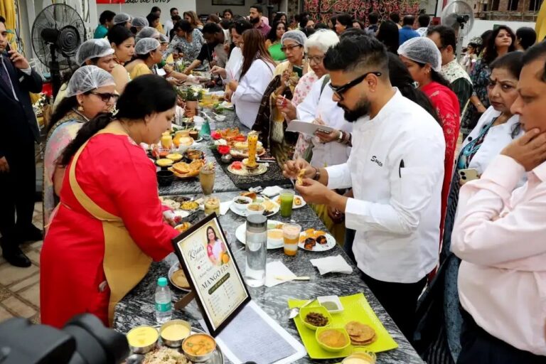 मैंगो फेस्ट में 150 महिलाओं ने एक साथ आम का अचार मिलाकर बनाया रिकॉर्ड प्रयास