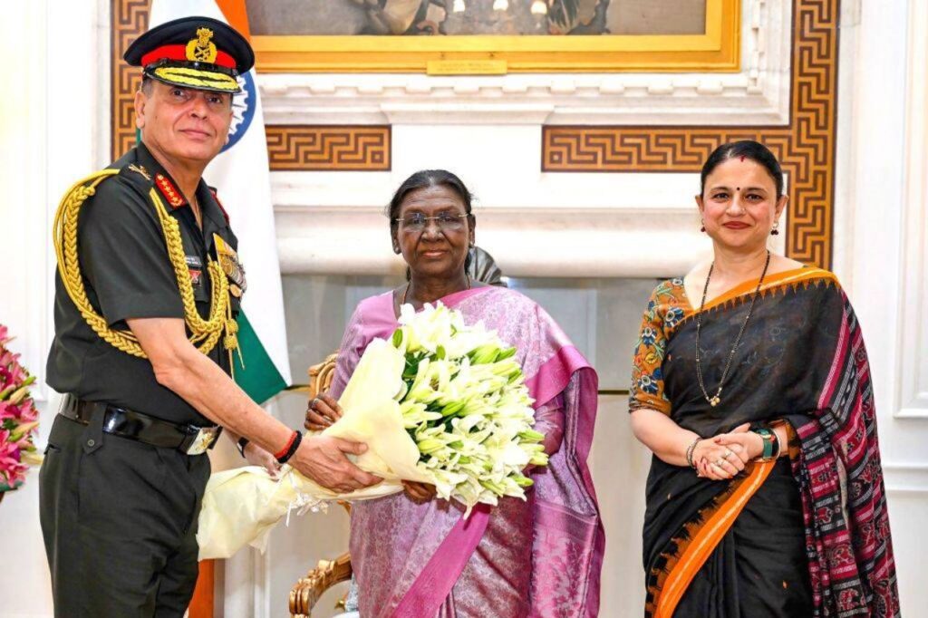 राष्ट्रपति द्रौपदी मुर्मु से मिले थलसेना प्रमुख जनरल धीरज सेठ