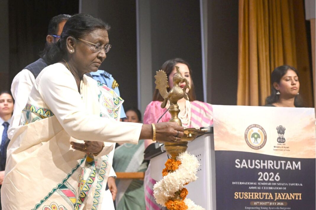 राष्ट्रपति द्रौपदी मुर्मु ने कहा- आचार्य सुश्रुत के मार्ग पर चलकर चिकित्सा नैतिकता और करुणामय सेवा को दें प्राथमिकता राष्ट्रपति मुर्मु ने कहा नैतिकता और करुणामय सेवा को दें प्राथमिकता