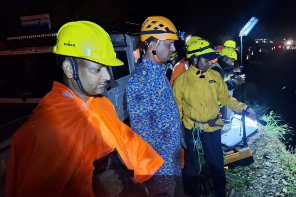 रुद्रप्रयाग में दर्दनाक हादसा, गहरी खाई में गिरा डंपर, दो लोगों की मौत