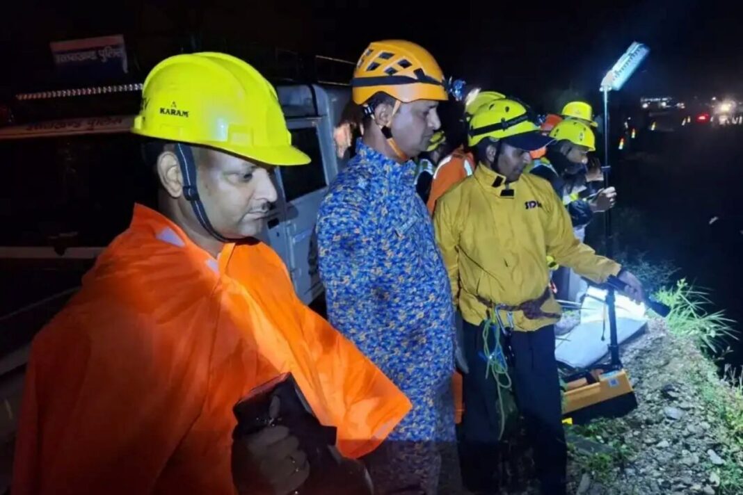 रुद्रप्रयाग में दर्दनाक सड़क हादसा, गहरी खाई में गिरा डंपर, दो लोगों की मौत रुद्रप्रयाग में दर्दनाक हादसा, गहरी खाई में गिरा डंपर, दो लोगों की मौत