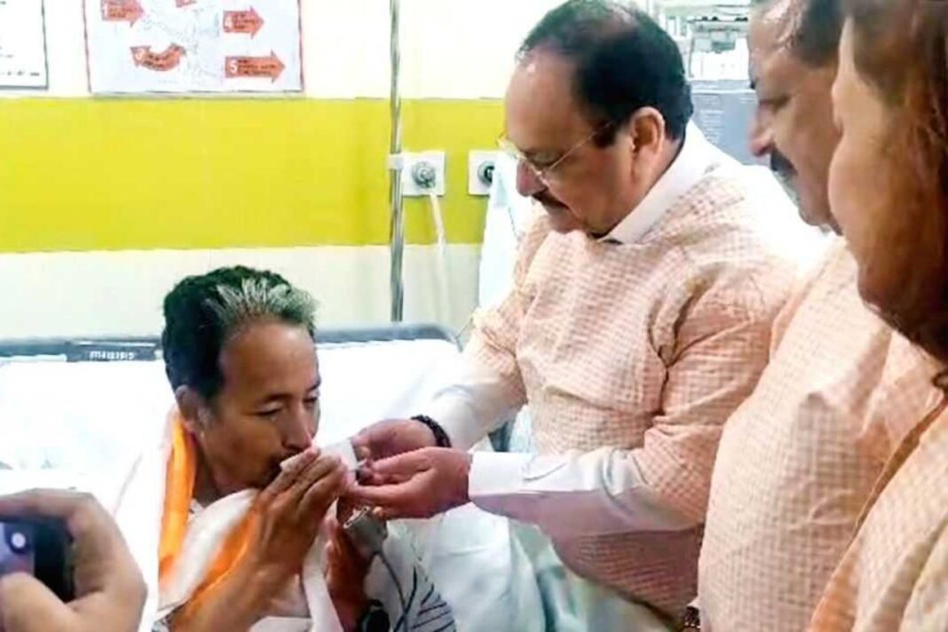 सोनम वांगचुक ने 26 दिन बाद तोड़ा आमरण अनशन, सरकार से आश्वासन के बाद फैसला, शिक्षा सुधार की मांग पर आंदोलन जारी सोनम वांगचुक ने 26 दिन बाद तोड़ा आमरण अनशन,