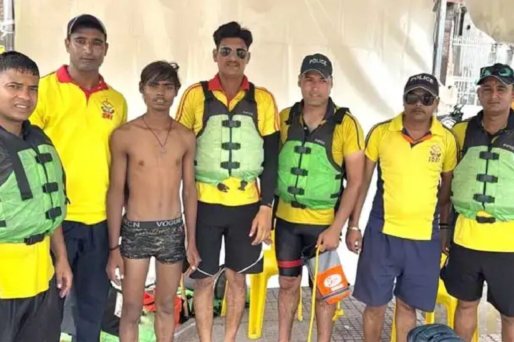 हरिद्वार समाचार, एसडीआरएफ रेस्क्यू, गंगा में डूबते युवक, कांवड़ मेला, गंगा स्नान सुरक्षा, उत्तराखंड एसडीआरएफ,