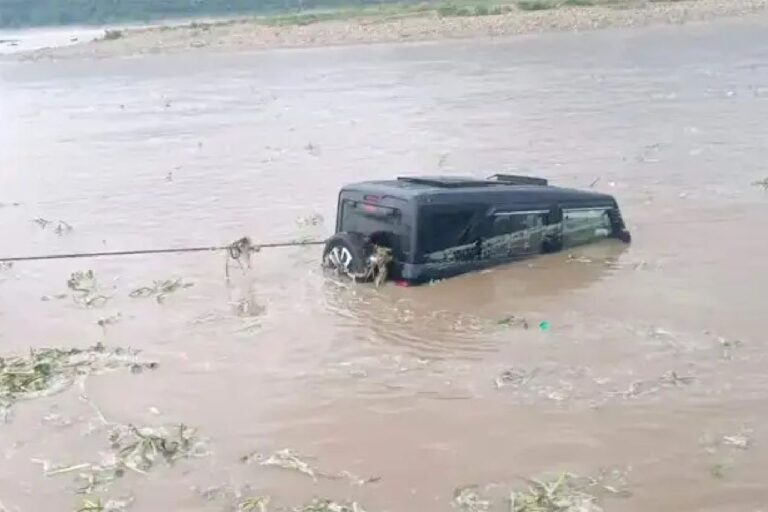 हरिद्वार में गंगा की नीलधारा में स्टंट करना पड़ा महंगा, बीच धारा में फंसी थार