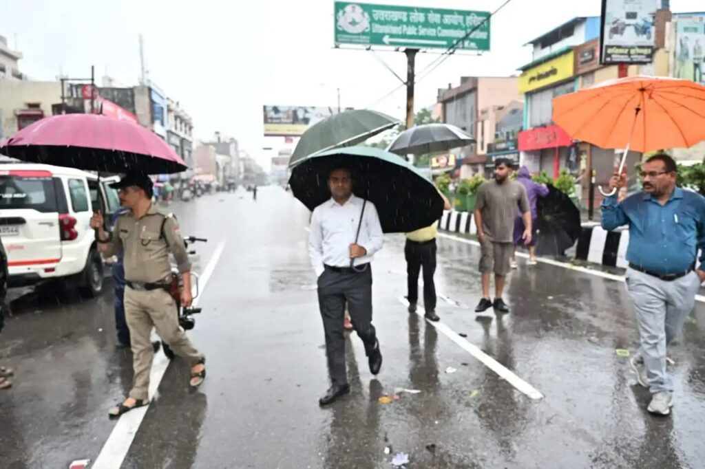 हरिद्वार में मूसलाधार बारिश से जलभराव, जिलाधिकारी मयूर दीक्षित सड़कों पर उतरे