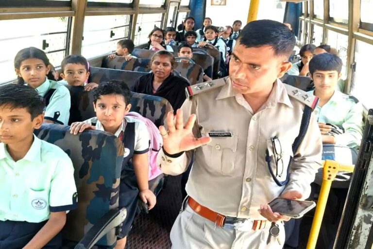 हरिद्वार में स्कूल वाहनों पर सख्ती जारी, दूसरे दिन 45 वाहनों का चालान