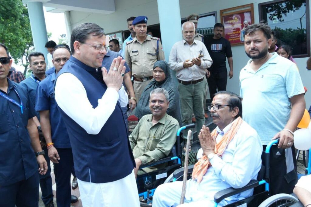 27 दिव्यांगजनों और 22 वरिष्ठ नागरिकों को वितरित किए सहायक उपकरण