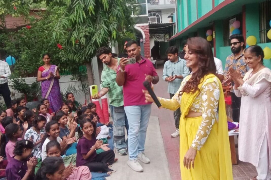 अक्षरा सिंह ने नारी गुंजन की बच्चियों के बीच मनाया जन्मदिन, सपने पूरे करने के लिए किया प्रेरित अक्षरा सिंह ने नारी गुंजन की बच्चियों के बीच मनाया जन्मदिन, किया प्रेरित