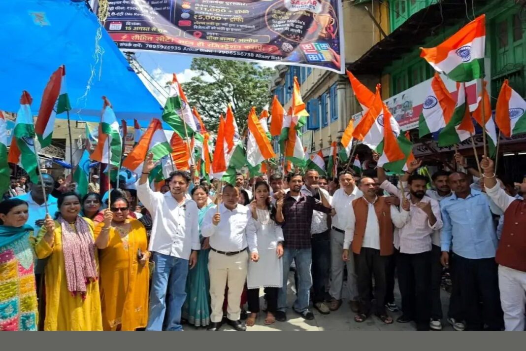 अल्मोड़ा में भाजपा की भव्य तिरंगा यात्रा, भारत माता की जय से गूंजा नगर