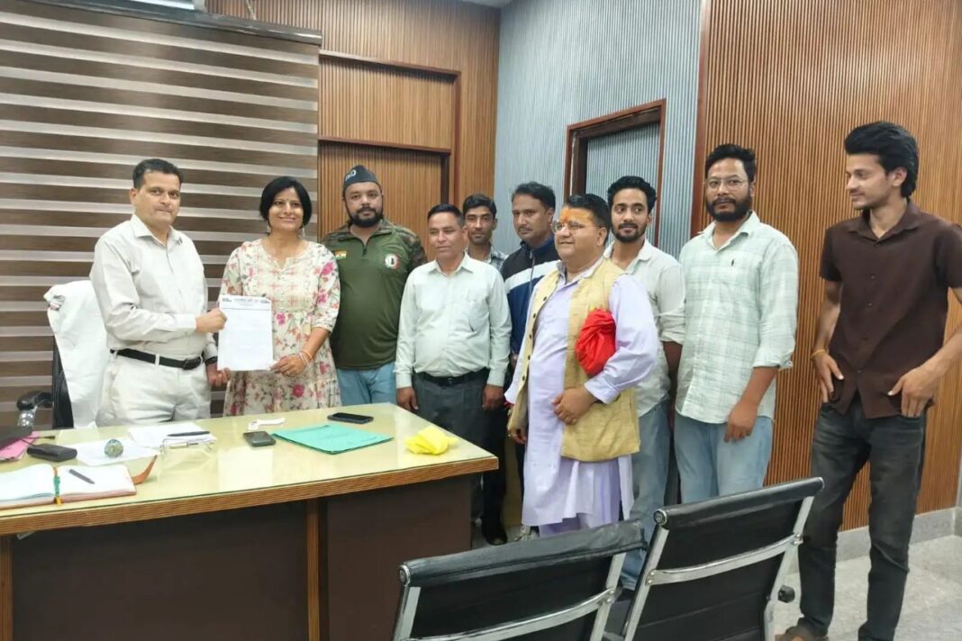 उत्तरकाशी जिला अस्पताल की बदहाल स्वास्थ्य सेवाओं को लेकर यूकेडी का प्रदर्शन उत्तरकाशी जिला अस्पताल की बदहाल स्वास्थ्य सेवाओं को लेकर यूकेडी का प्रदर्शन