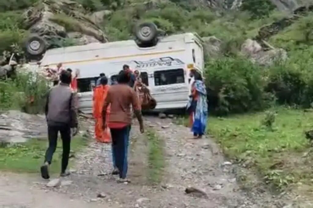 उत्तरकाशी में 17 तीर्थ यात्रियों का वाहन पलटा, बड़ा हादसा टला
