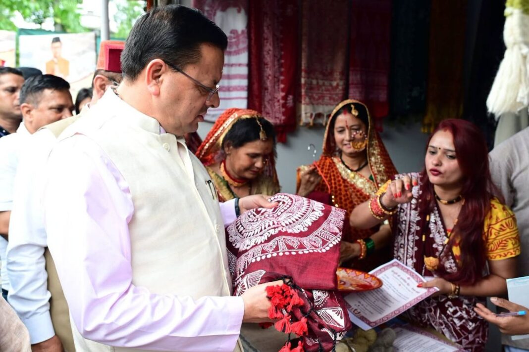 उत्तराखंड के हथकरघा और हस्तशिल्प को वैश्विक पहचान दिलाने पर जोर, मुख्यमंत्री धामी ने खरीदा बिच्छू घास से बना पारंपरिक वस्त्र उत्तराखंड हथकरघा, उत्तराखंड हस्तशिल्प, राष्ट्रीय हथकरघा दिवस, पुष्कर सिंह धामी, उत्तराखंड बुनकर, उत्तराखंड शिल्पकार, बिच्छू घास से बने उत्पाद