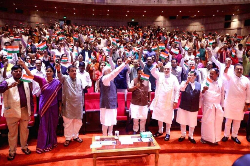 एनडीए नेताओं ने तिरंगा लहराकर एकता का संदेश दिया।