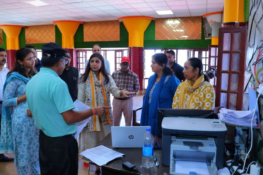 एसआईआर कार्यों का डीएम ने किया निरीक्षण, नगर पालिका कार्यालय में भी औचक जांच एसआईआर कार्यों का डीएम ने किया निरीक्षण
