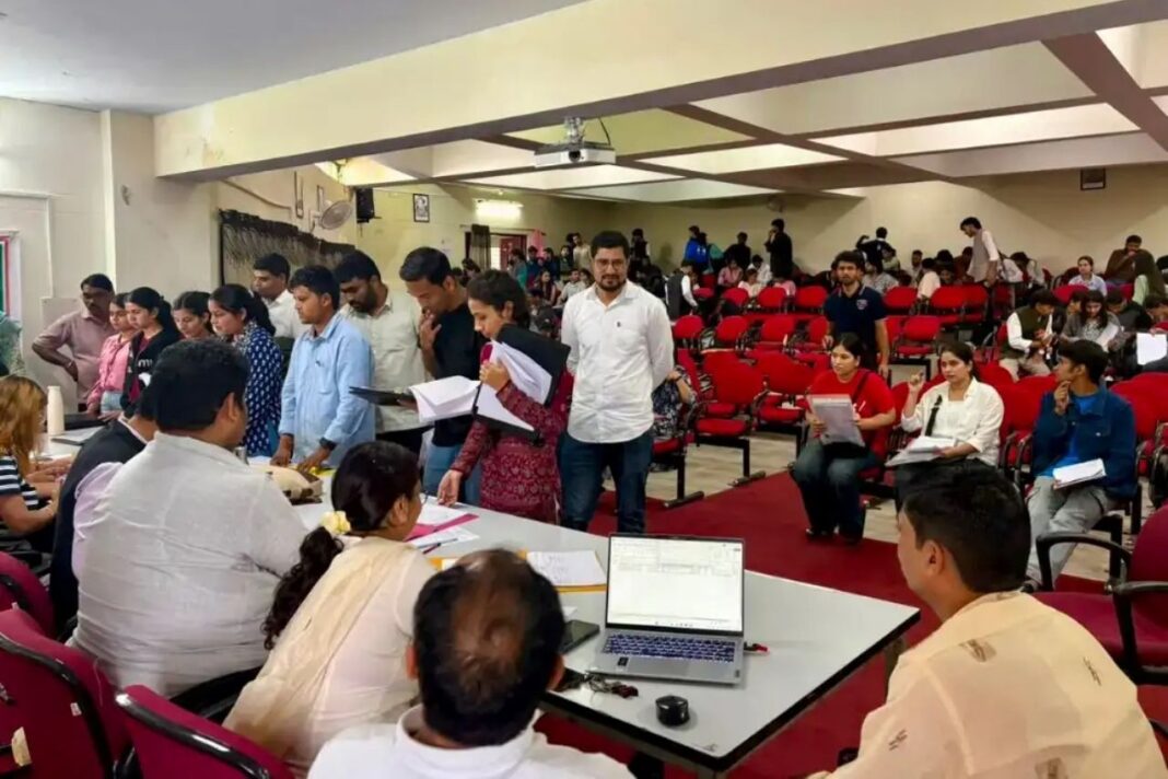 एसआरटी परिसर में बीएड प्रवेश काउंसलिंग शुरू, 62 सीटों के लिए 150 से अधिक अभ्यर्थी पहुंचे एसआरटी परिसर में बीएड प्रवेश काउंसलिंग शुरू, 62 सीटों पर होगा प्रवेश