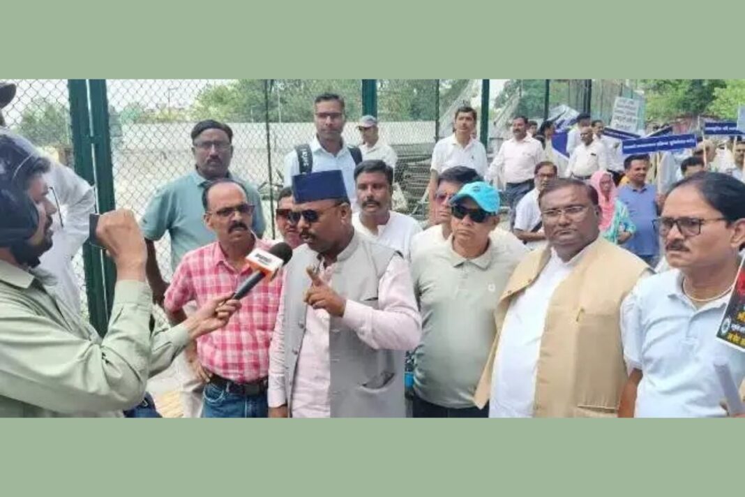 19 सूत्रीय मांगों पर समाधान नहीं होने से एससी-एसटी शिक्षक एसोसिएशन ने दी प्रदेशव्यापी आंदोलन की चेतावनी एससी-एसटी शिक्षक एसोसिएशन का आंदोलन का ऐलान