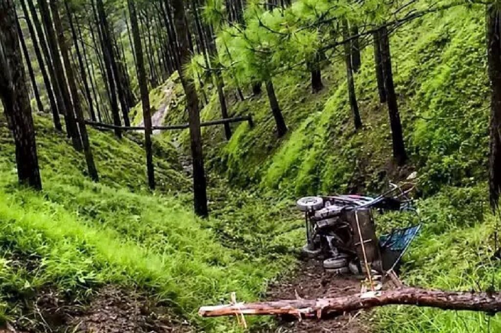 ओखलकांडा में कृषि सामग्री ले जा रहा मालवाहक खाई में गिरा