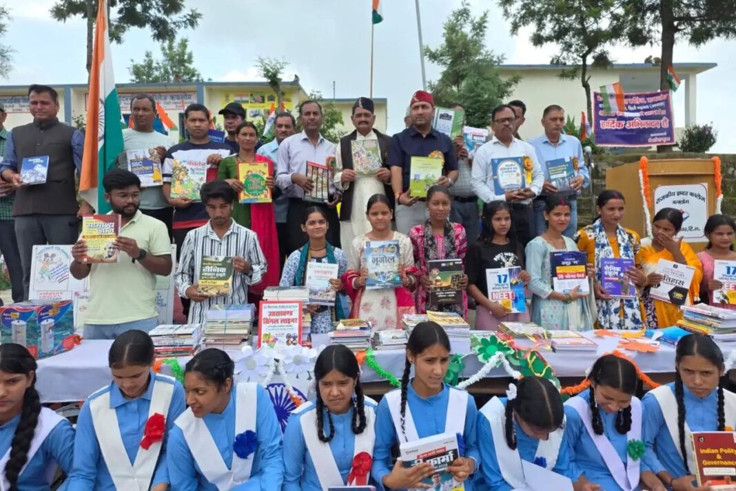 कफलोग इंटर कॉलेज के पुस्तकालय को अलमारियां और प्रतियोगी परीक्षाओं की पुस्तकें भेंट कफलोग इंटर कॉलेज के पुस्तकालय को प्रतियोगी परीक्षाओं की पुस्तकें भेंट