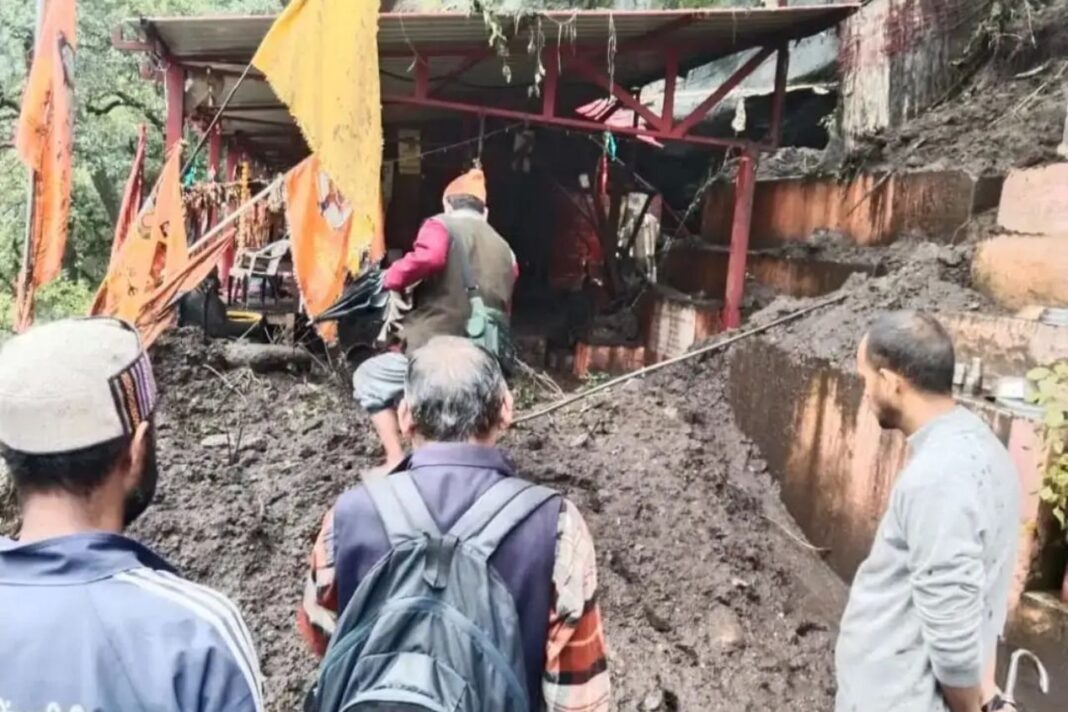 कल्पनाथ में भारी बारिश के बाद तबाही, मंदिर परिसर और संपर्क मार्ग को नुकसान कल्पनाथ मंदिर में भारी बारिश के बाद तबाही, मार्ग समेत कई हिस्से क्षतिग्रस्त