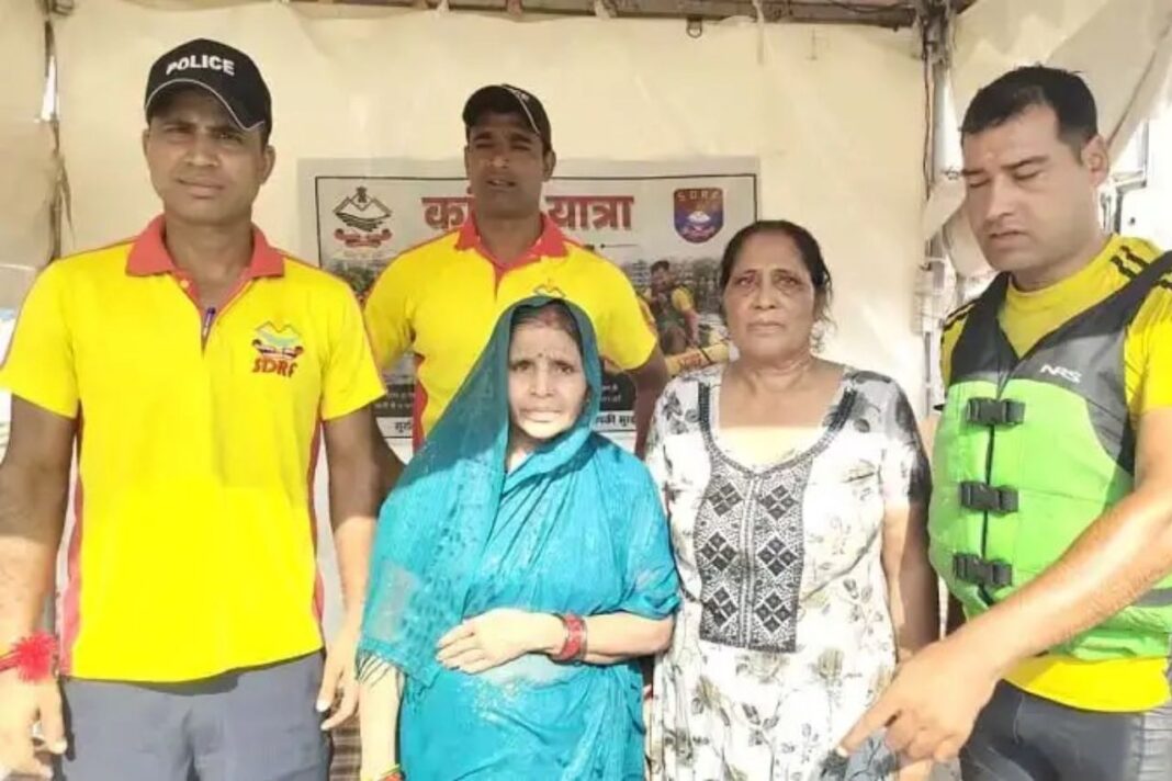 कांगड़ा घाट पर गंगा में बह रहीं दो महिलाओं को एसडीआरएफ ने बचाया, तेज धारा में किया साहसिक बचाव कांगड़ा घाट पर बचाव अभियान, हरिद्वार गंगा में दो महिलाएं बहीं, एसडीआरएफ ने महिलाओं को बचाया, गंगा स्नान के दौरान हादसा,