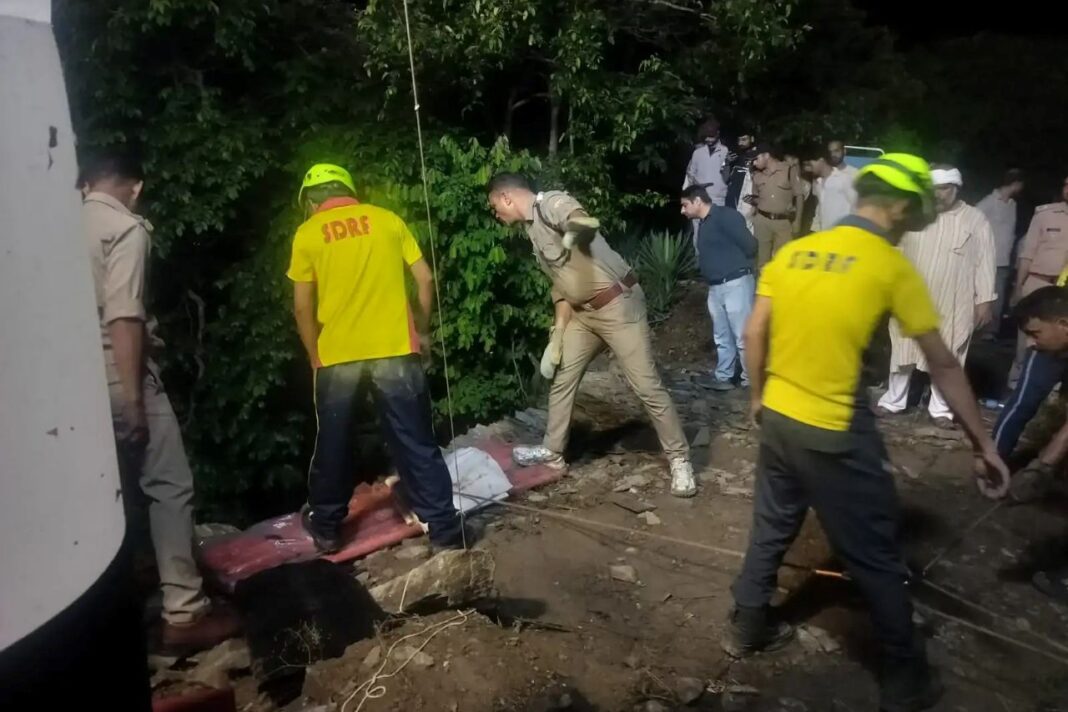 कुंडाधार हादसा: 500 मीटर गहरी खाई में रातभर चला बचाव अभियान, छह शव बरामद कुंडाधार सड़क हादसा, देवप्रयाग कुंडाधार हादसा, पौड़ी गढ़वाल सड़क दुर्घटना, 500 मीटर गहरी खाई में वाहन,