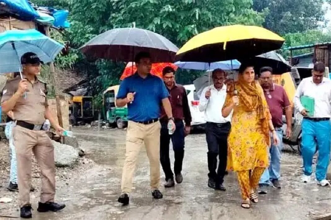 कुंभ मेला 2027 की तैयारियां तेज, मेलाधिकारी ने घाटों, पार्किंग और संपर्क मार्गों का किया निरीक्षण कुंभ मेला 2027 की तैयारियां तेज, हरिद्वार में घाटों और यातायात व्यवस्था का निरीक्षण