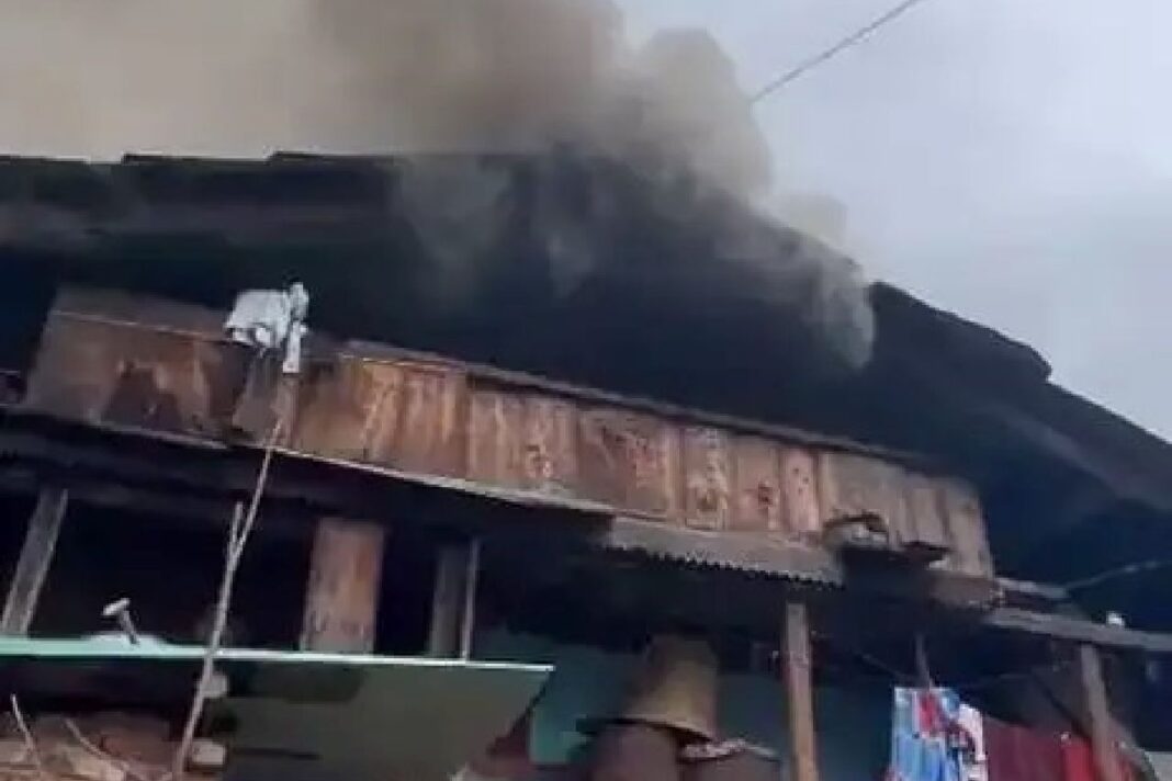 कुथनौर गांव में मकान में लगी भीषण आग, घरेलू सामान और जेवरात समेत लाखों का नुकसान कुथनौर गांव में मकान में भीषण आग, लाखों का सामान जलकर राख