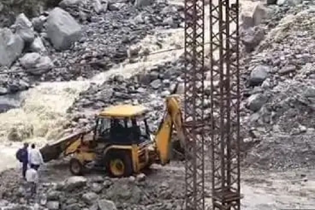 कुपड़ा खड्ड में जान जोखिम में डालकर स्कूल जा रहे बच्चे, जेसीबी के सहारे कराया जा रहा पार कुपड़ा खड्ड, कुपड़ा खड्ड में पुल, उत्तरकाशी कुपड़ा पुल, कुपड़ा बेली पुल, कुपड़ा खड्ड में स्कूली बच्चे,