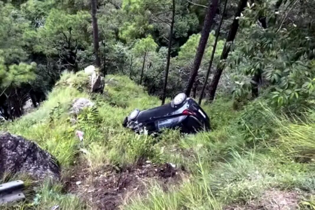 कैंची धाम जा रही कार खाई में गिरी, पेड़ से टकराकर रुकी; दो श्रद्धालु सुरक्षित