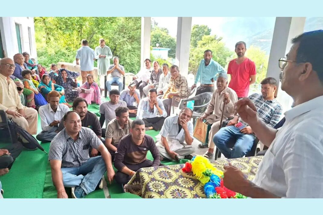 ग्रामीणों ने उठाई सड़क निर्माण और पेयजल बिलों की समस्याएं