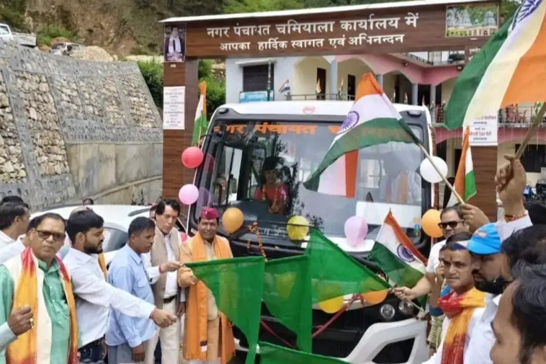 चमियाला में छात्र-छात्राओं के लिए बस का लोकार्पण, नगर पंचायत ने पूरा किया वादा Meta Description: स्वतंत्रता दिवस पर नगर पंचायत चमियाला में बालगंगा महाविद्यालय के छा