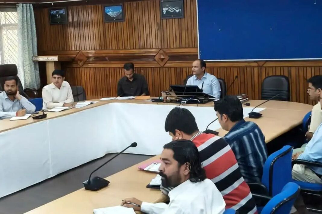 चम्पावत में जल संरक्षण कार्यों की निगरानी तेज, डीएम ने दिए समयबद्ध पूरा करने के निर्देश