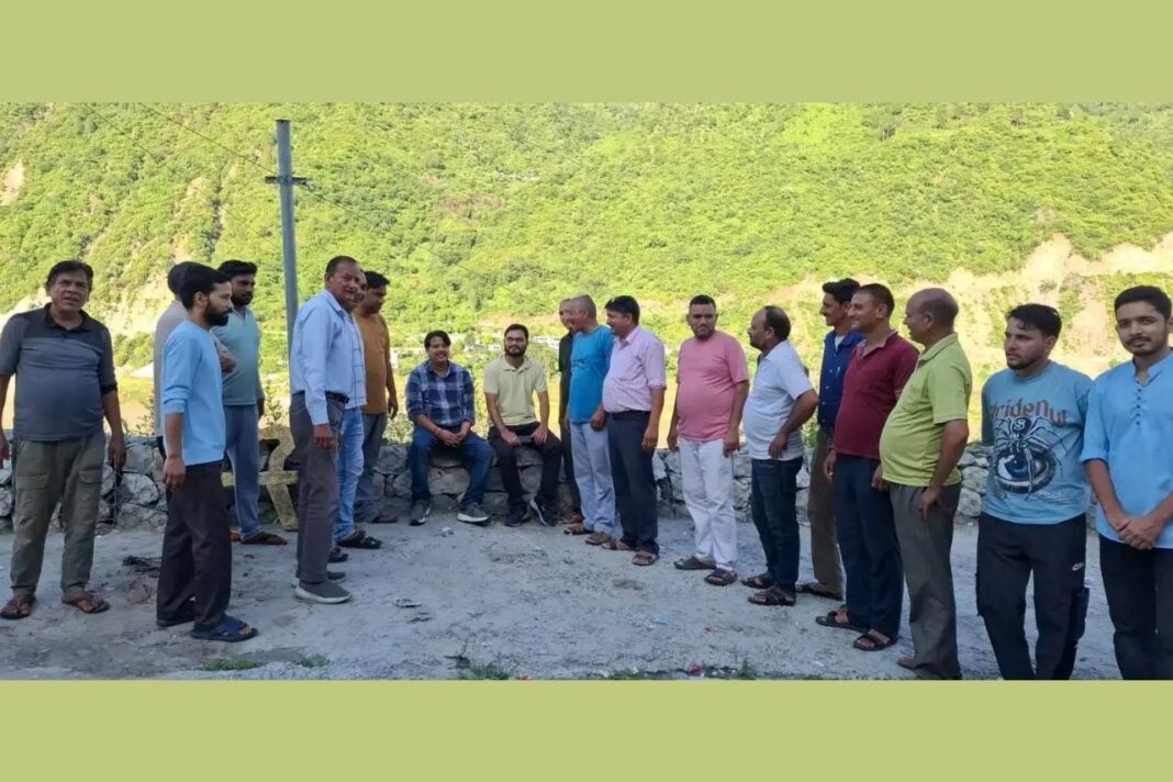 चिन्यालीसौड़ झील प्रभावित लोगों ने टीएचडीसी अधिकारियों का घेराव किया चिन्यालीसौड़ झील से प्रभावित लोगों ने टीएचडीसी अधिकारियों का घेराव किया