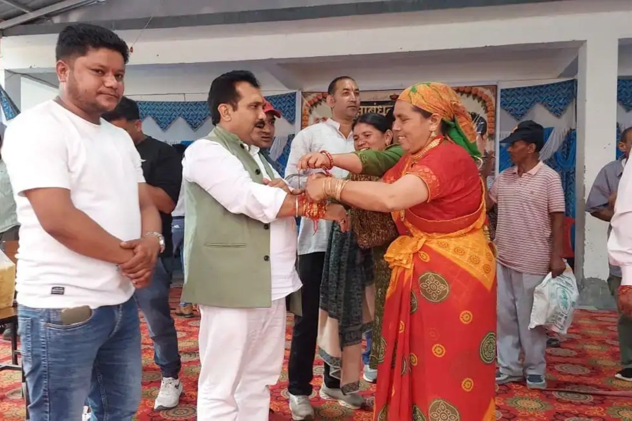 चौबट्टाखाल में कवींद्र इष्टवाल ने मनाया रक्षाबंधन, लोकगीत-लोकनृत्य से सजी सांस्कृतिक संध्या