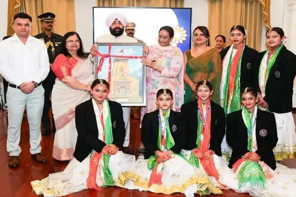 छात्राओं ने राज्यपाल गुरमीत सिंह को रक्षा सूत्र बांधा