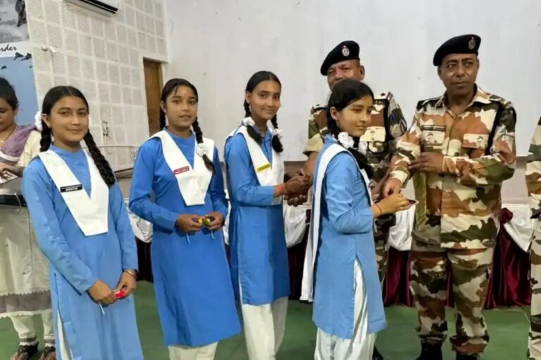 जीआईसी दौंक की छात्राओं ने जवानों को राखी बांधकर मनाया रक्षाबंधन