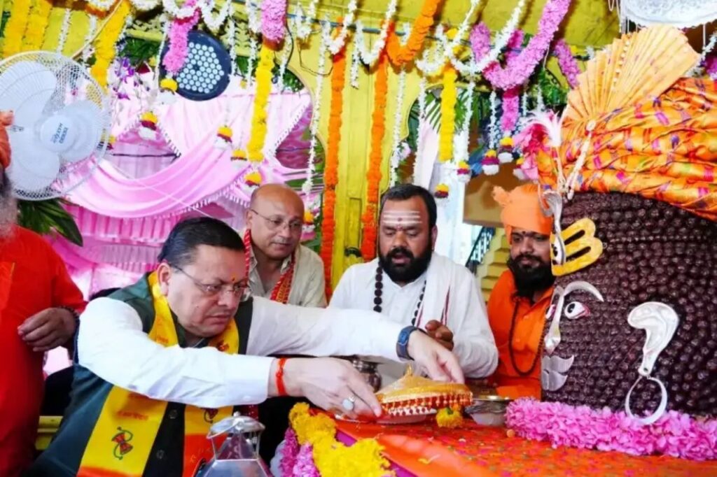 टपकेश्वर महादेव शोभायात्रा से शिवमय हुआ देहरादून, उमड़ा श्रद्धालुओं का सैलाब