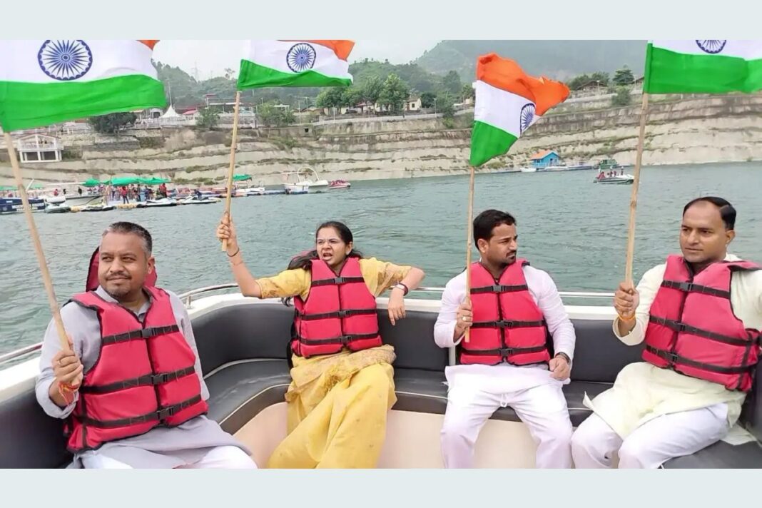 टिहरी बांध की झील में निकली भव्य तिरंगा यात्रा, देशभक्ति के रंग में रंगा जल क्षेत्र टिहरी बांध की झील में निकली भव्य तिरंगा यात्रा, देखें तस्वीरें