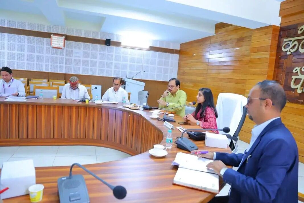 डीएलआरसी बैठक से गायब बैंक अधिकारियों से मांगा जवाब, डीएम ने जताई नाराजगी डीएलआरसी बैठक से गायब बैंक अधिकारियों से मांगा जवाब