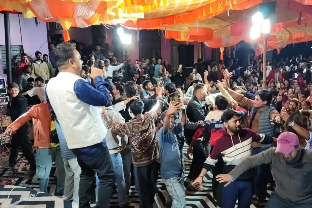 दयारा बुग्याल में बटर फेस्टिवल की धूम, मंजू नौटियाल और धनराज शौर्य के गीतों पर झूमे लोग दयारा बुग्याल में बटर फेस्टिवल की धूम, लोक गीतों पर झूमे ग्रामीण-पर्यटक