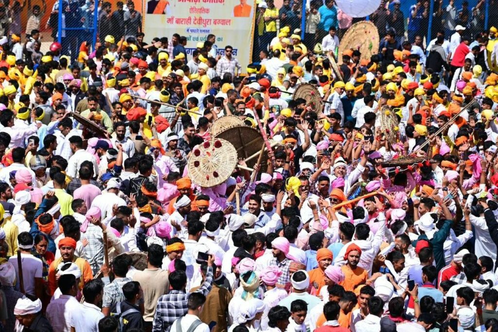 देवीधुरा बग्वाल मेला: फलों-फूलों की बरसात के बीच आठ मिनट चली ऐतिहासिक बग्वाल
