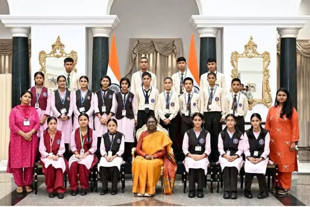 देहरादून के एकलव्य विद्यालयों के छात्रों की राष्ट्रपति भवन यात्रा