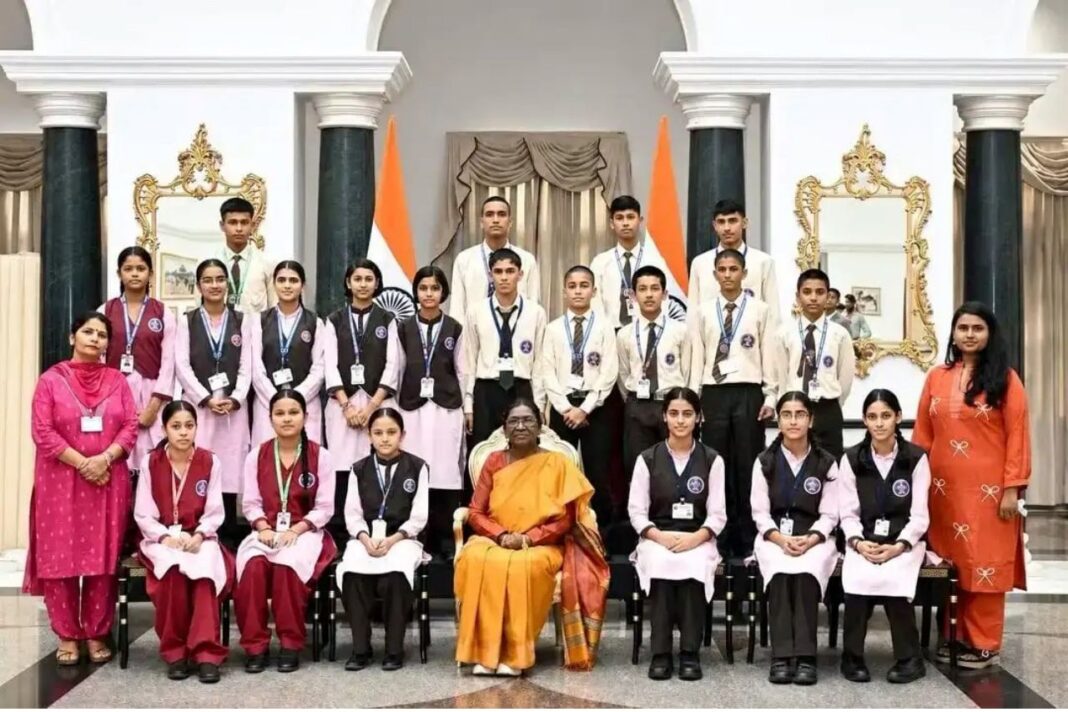 देहरादून के एकलव्य विद्यालयों के छात्रों की राष्ट्रपति भवन यात्रा