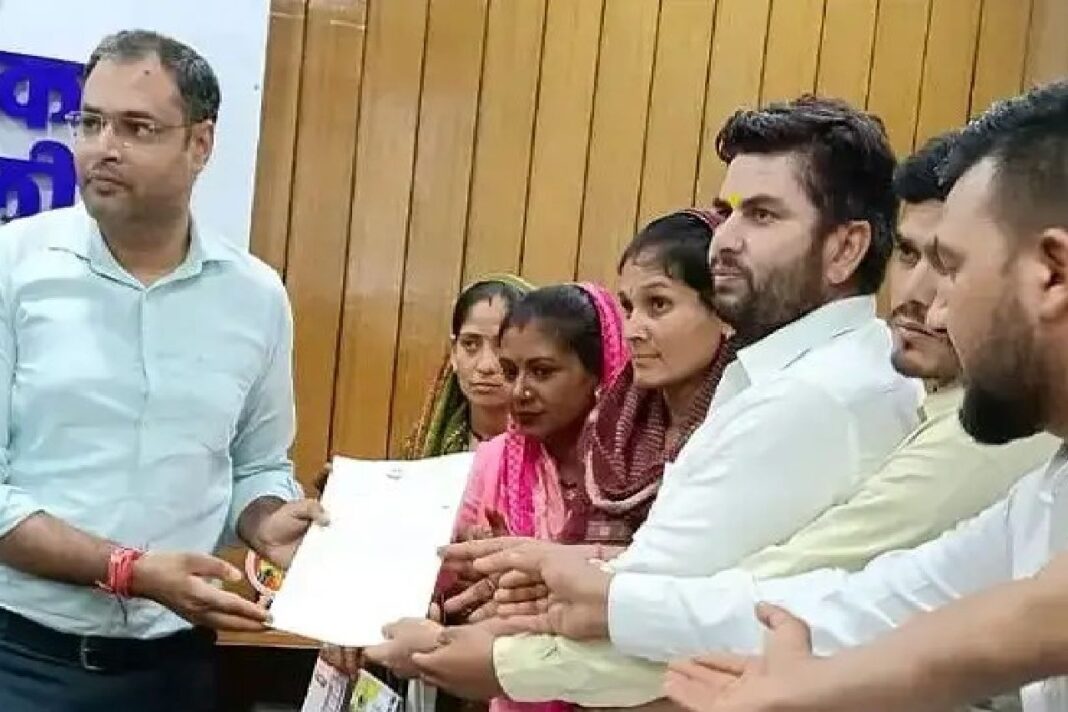 धारकुमाला गांव को सड़क से जोड़ने की मांग, ग्रामीणों ने सौंपा ज्ञापन