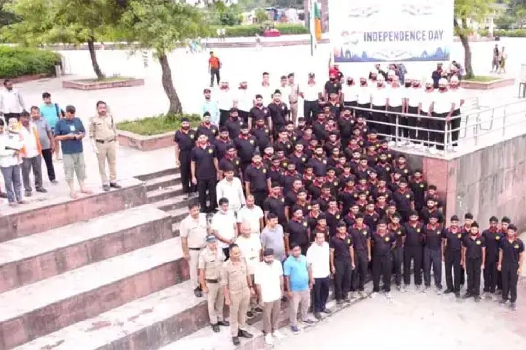नमामि गंगे घाट पर पुलिस-सेना का संयुक्त स्वच्छता अभियान, 6 टन कचरा किया एकत्र नमामि गंगे घाट पर पुलिस-सेना का स्वच्छता अभियान, 6 टन कचरा एकत्र