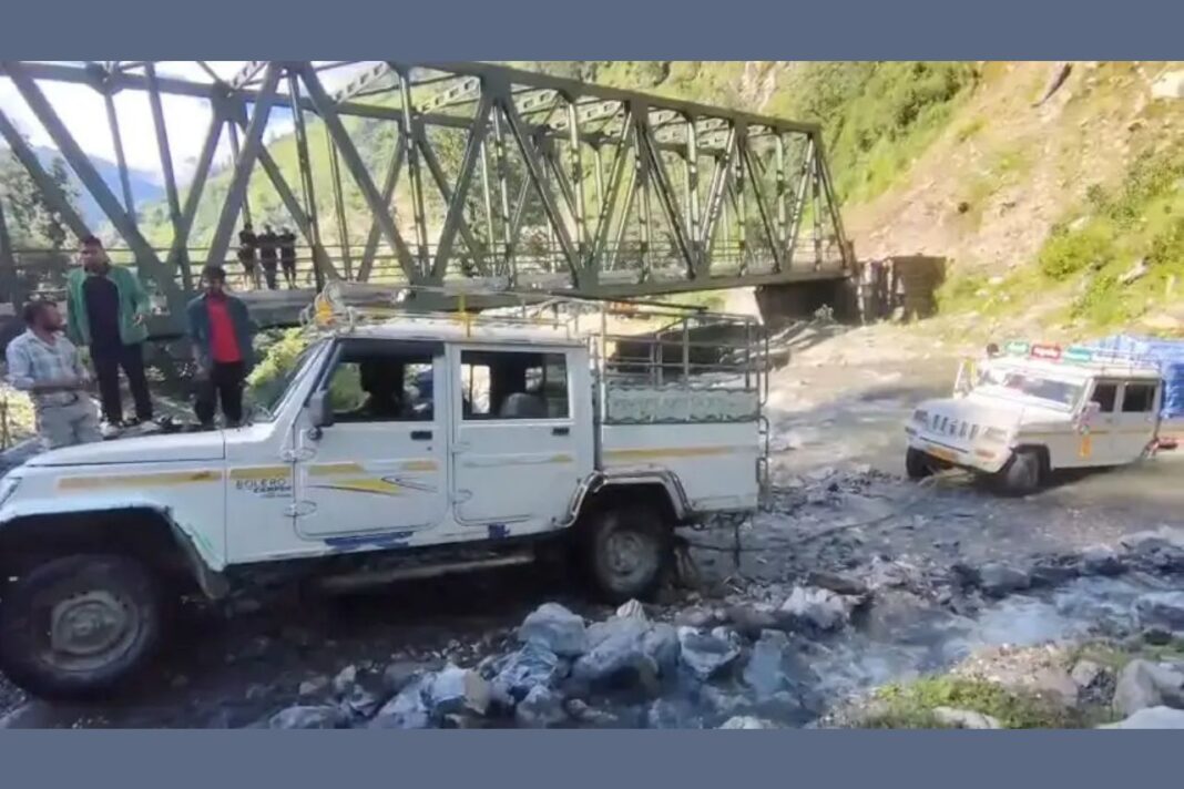निषणी मोटर पुल तैयार, फिर भी शुरू नहीं हुई वाहनों की आवाजाही; बरसाती खड्ड से गुजर रहे ग्रामीण निषणी मोटर पुल तैयार, फिर भी नहीं शुरू हुई वाहनों की आवाजाही; बरसाती खड्ड से गुजर रहे ग्रामीण