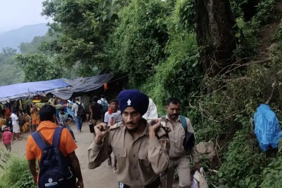 नीलकंठ पैदल मार्ग पर बेहोश मिले 85 वर्षीय कांवड़ यात्री, जवानों ने पहुंचाया उपचार केंद्र नीलकंठ पैदल मार्ग पर बेहोश मिले 85 वर्षीय कांवड़ यात्री,