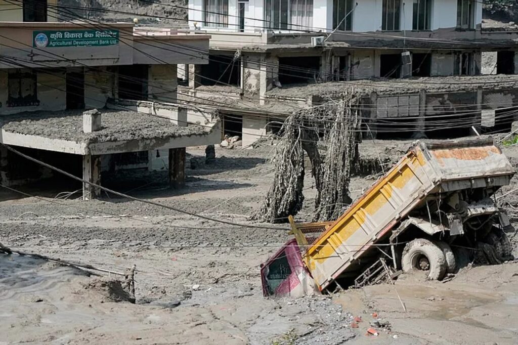 नेपाल में आई भीषण बाढ़ इनमें 517 विदेशी पर्यटक लापता है।