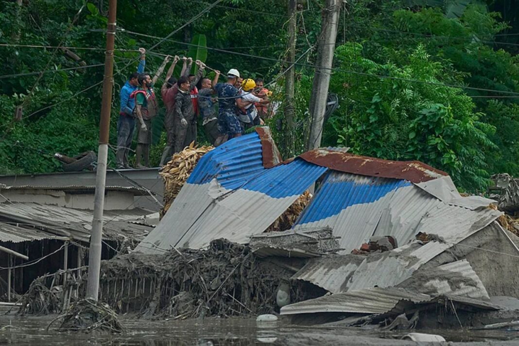 नेपाल में बाढ़ के बाद बिहार में एनडीआरएफ की 9 टीमें तैनात, गंडक नदी पर विशेष निगरानी नेपाल-में-बाढ़-के-बाद-बिहार-में-एनडीआरएफ-की-9-टीमें-तैनात