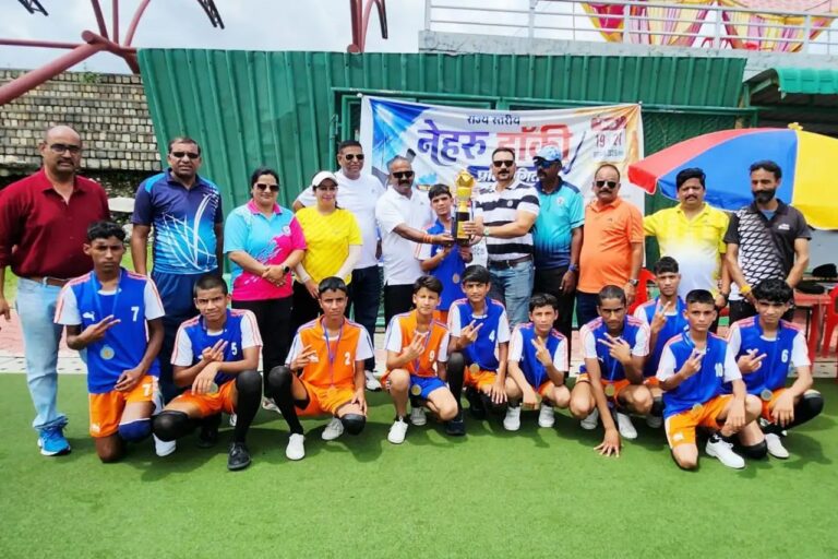 नेहरू हॉकी कप में कैंपटी की टीम ने जीते कांस्य और रजत पदक